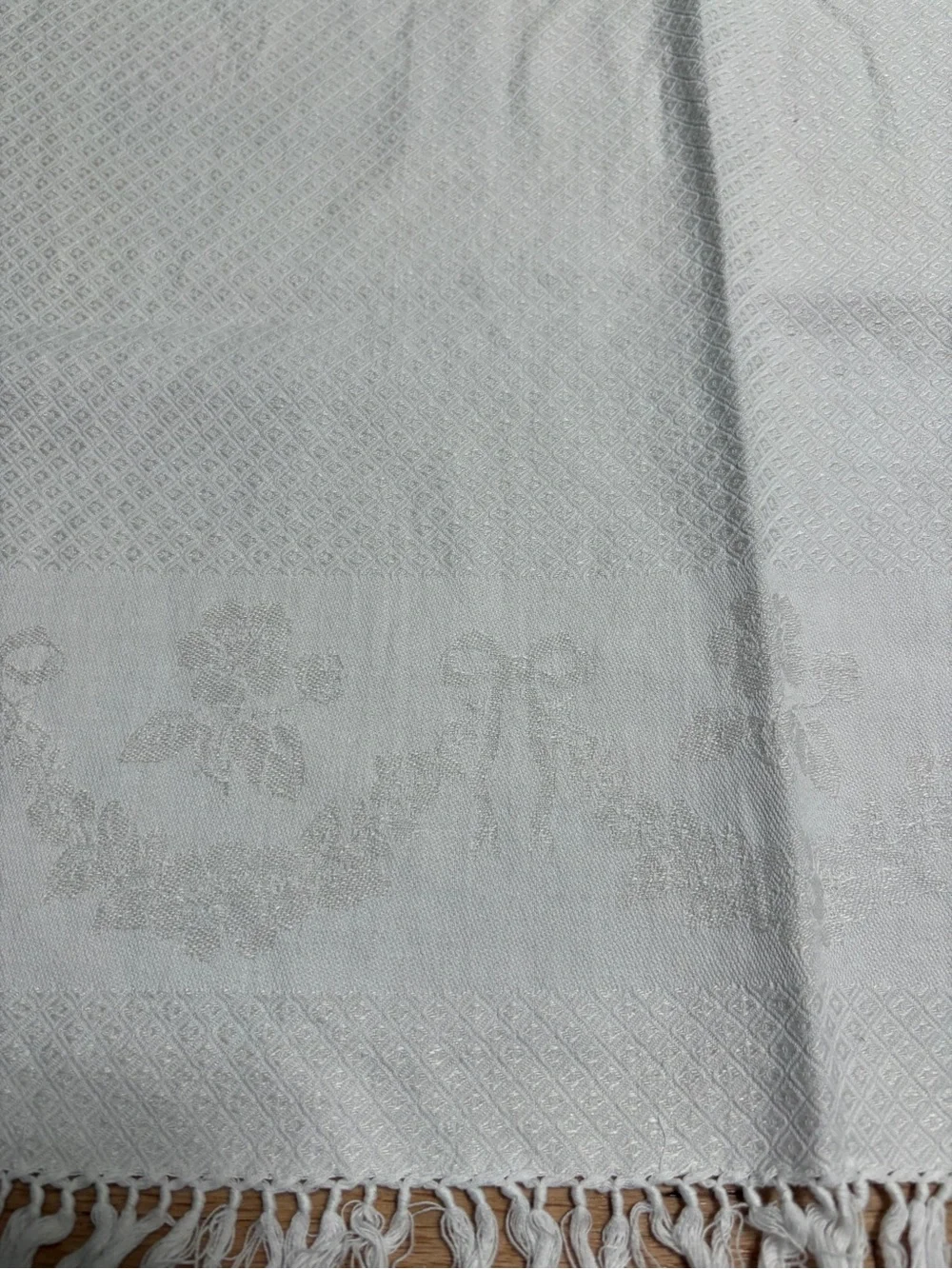 Textured off-white woven vintage towel set featuring decorative knotted fringe
